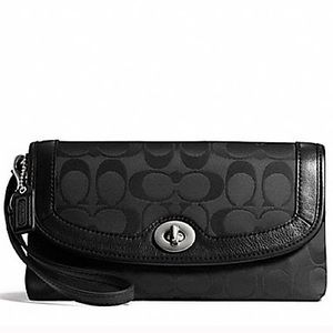 NWTO Coach Campbell Signature Lg Wristlet